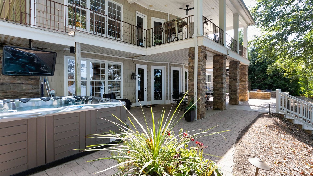 Macon House | Main Lake, luxury tritoon boat, spa, fire pit, water toys and more more more!
