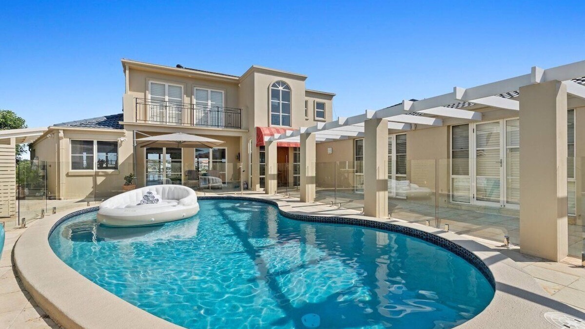 Sorrento House | Main River Mansion 5 bed + pool