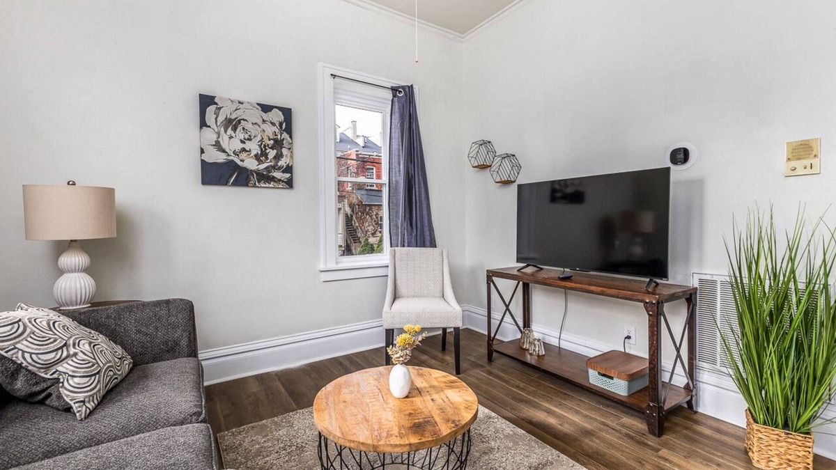 Dubuque Apartment | Main St. Apt- 1BR/1BA