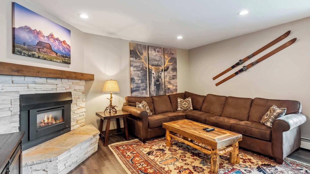 Historic District Condo | Main St Condo with Fireplace & Mountain Views