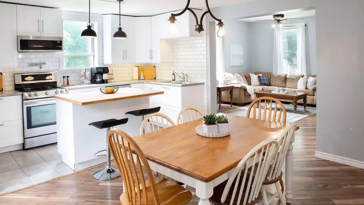 Port Dover House | Main Street Family Retreat, Walking Distance to Beach & Downtown. Pet Friendly!