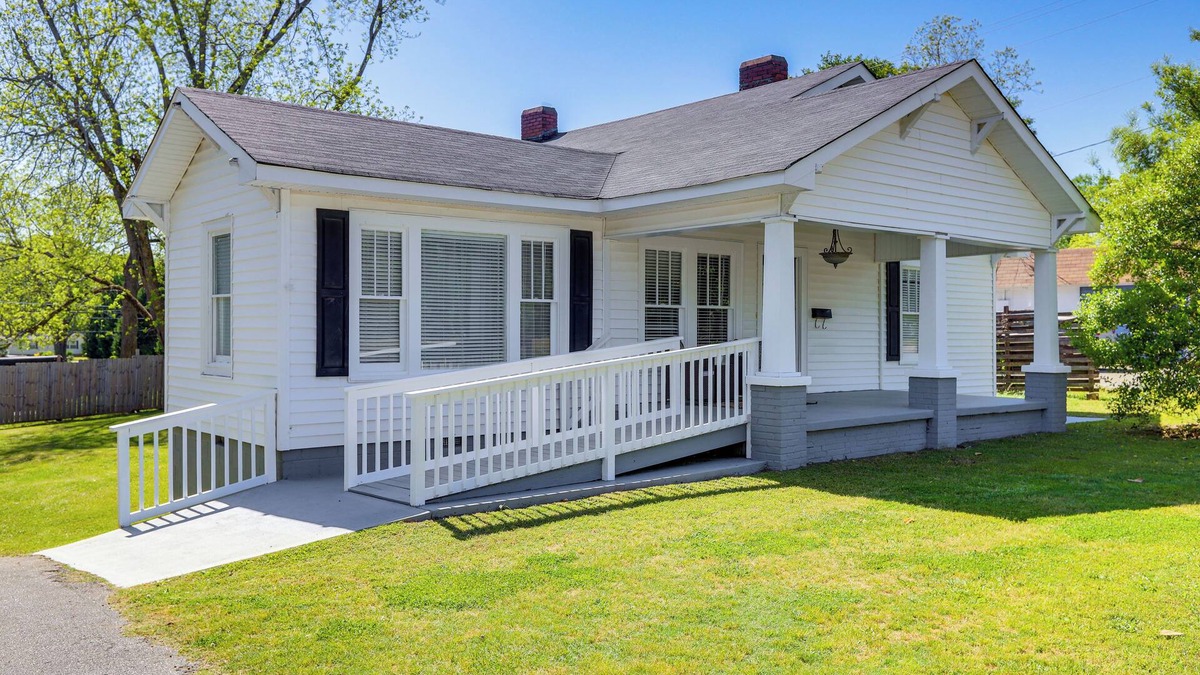 Pine Mountain House | Main Street Home: 1 Mile to Callaway Gardens