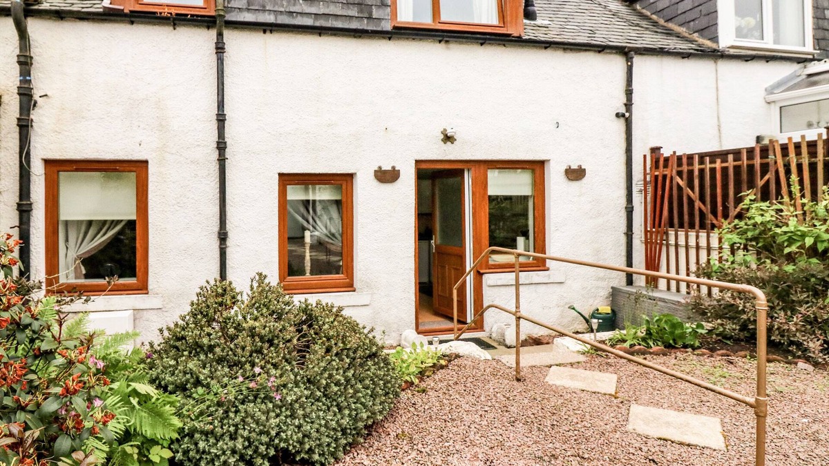 Cruden Bay House | MAIN STREET, pet friendly, country holiday cottage in Cruden Bay