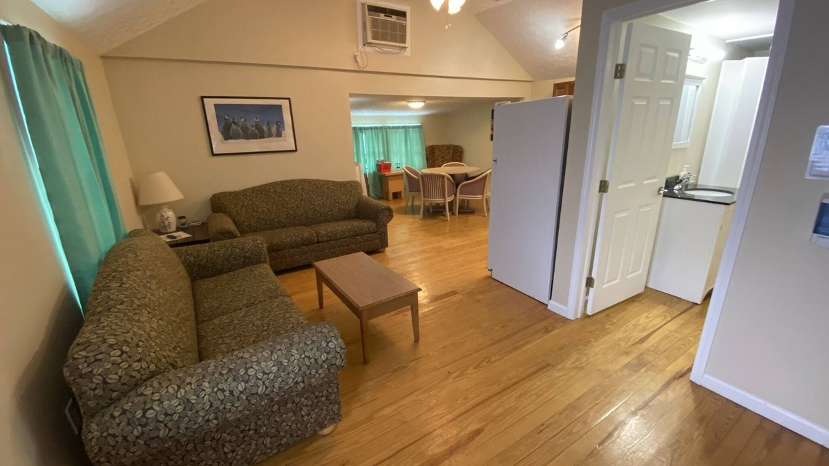 Geneva-on-the-Lake Cottage | Main Strip Location | Pet Friendly | Wi-Fi & Cable | A/C | Steps from Winery