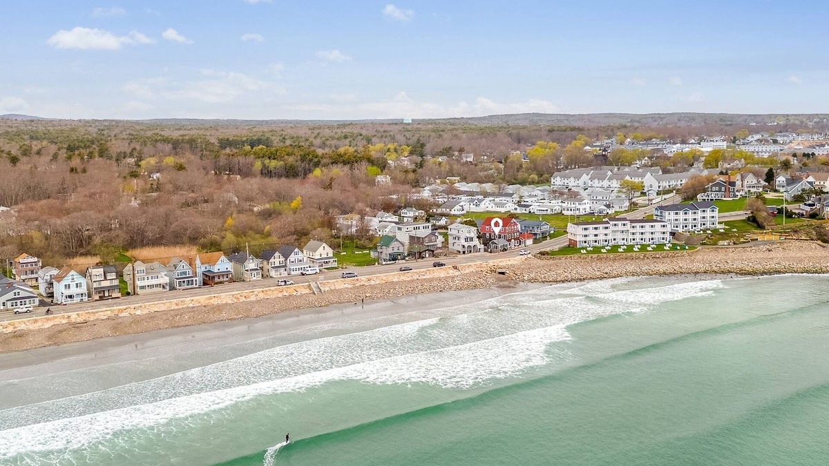 York Beach House | Maine Oceanfront Cottage- Steps away from Long Sands Beach!