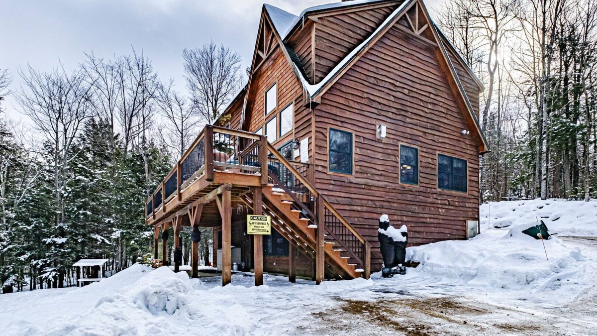 Sunday River Area House | Maine Ski House - Speed WiFi, HotTub, Treasure Hunts, Hobbit Hole House, Arcade Game