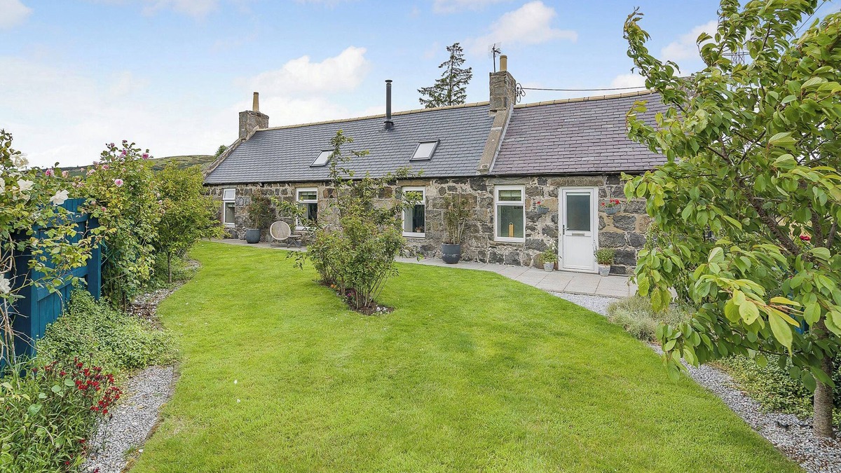 Portsoy Cottage | Mains Of Durn Cottage,