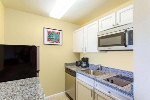Potomac Falls Hotel | MainStay Suites Sterling near Dulles Town Center