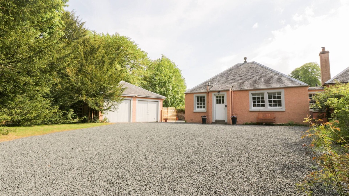 Auchengray Cottage | MAISIE'S COTTAGE, romantic, with a garden in Dunblane
