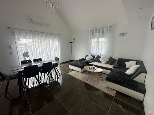 Saint-Thibault Apartment | Maison à la campagne