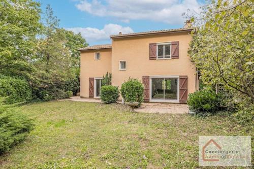 Saint-Genis-Laval Villa | Maison Évasion - Piscine, Jardin & Barbecue