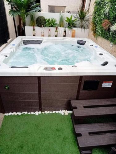 Tremblay-en-France House | Maison 10 pièces Spa jacuzzi Paris Airport CDG jardin arboré clos