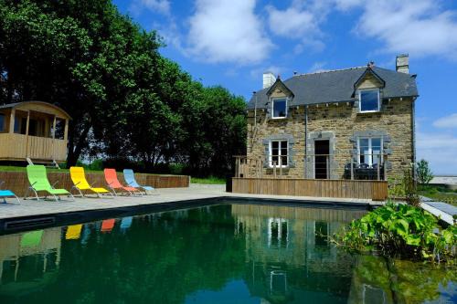 Laurenan House | Maison 12 couchages, roulottes et piscine naturelle