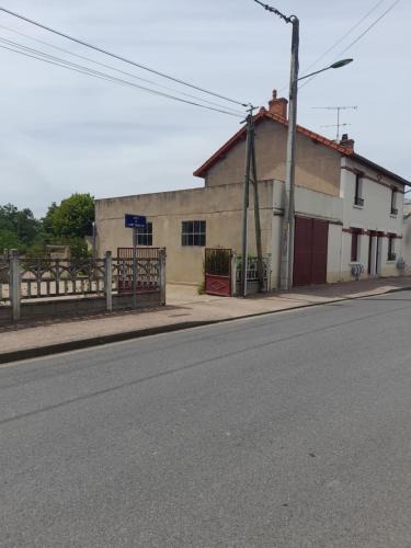 Thiel-sur-Acolin House | Maison 14 personnes,Pal 4 kms