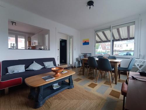 Thaon House | Maison 2 chambres tout confort, à proximité du port de la plage et des commerces, Parking privatif à OUISTREHAM