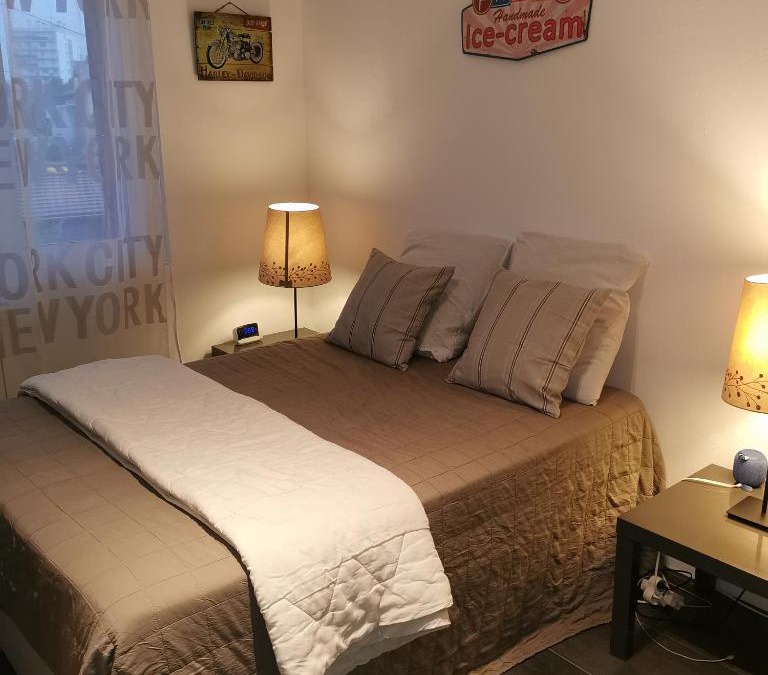 Le Pont-de-Claix Apartment | Maison 48m2 deux chambres cour privé et personnelle pour motos ou voitures 4 Pers proche mairie et bus tram