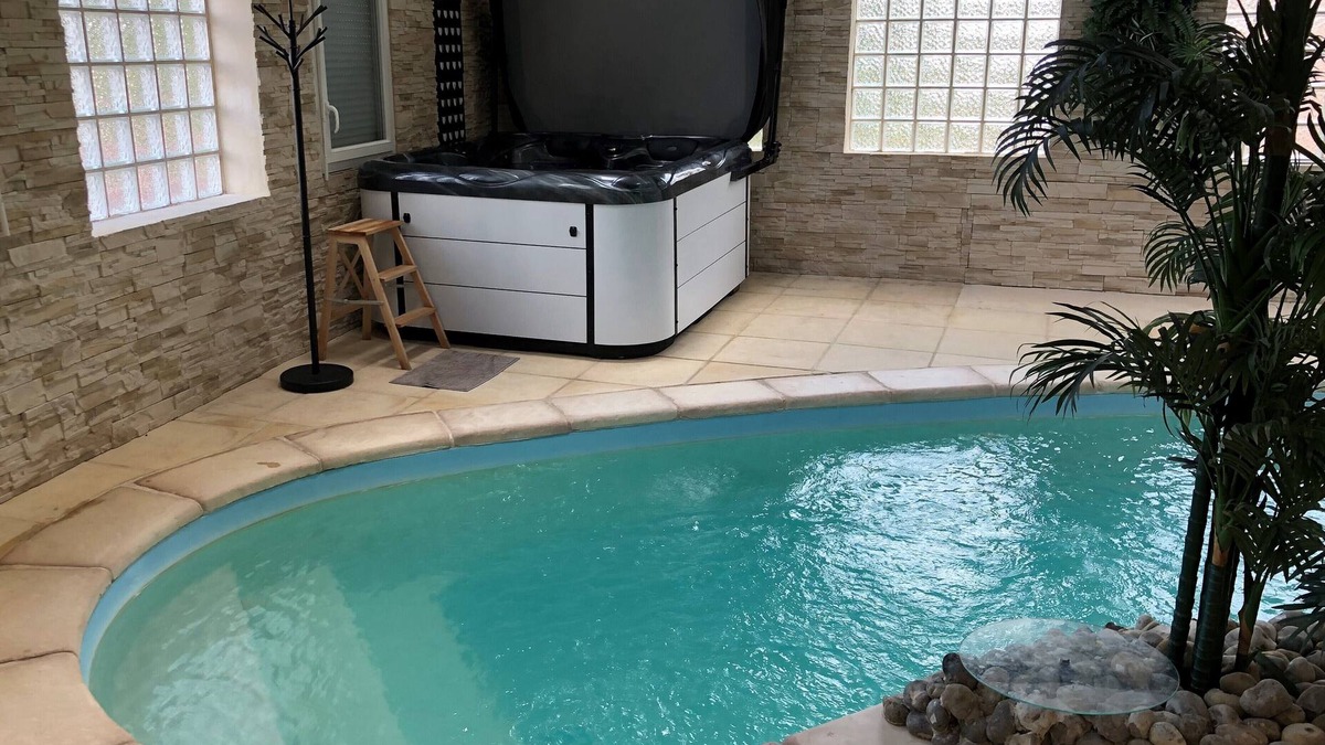 Villemeux-sur-Eure House | Maison 4ch Piscine Intérieure, Jacuzzi, Sauna, Billard, Cheminée et Jardin Clos