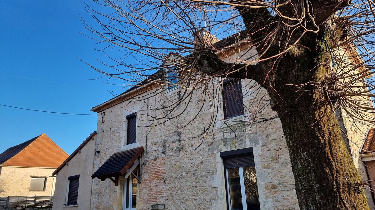 Mayac House | Maison Ancienne Entièrement Rénovée Située Dans un Joli Petit Village