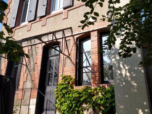 Bonny-sur-Loire House | Maison années 30 avec jardin, piscine, proximité Loire, 4 chambres, vélos, idéale familles/amis - FR-1-590-261