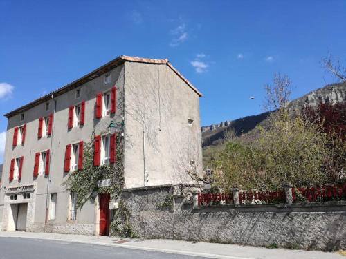 Tournemire Apartment | Maison aux volets rouges