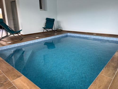 Aouste-sur-Sye Villa | Maison avec piscine intérieure privée, buses de spa, jardin clos et parking