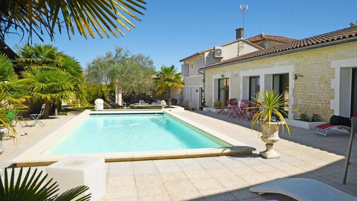 Sigogne House | Maison Avec Piscine et Jacuzzi