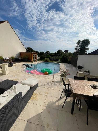 Groslay Villa | Maison avec piscine proche de Paris