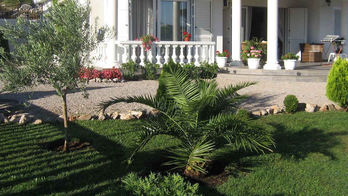 Krimovica House | Maison Blanche: modern villa for max 10 people with tennis court, pool, golf