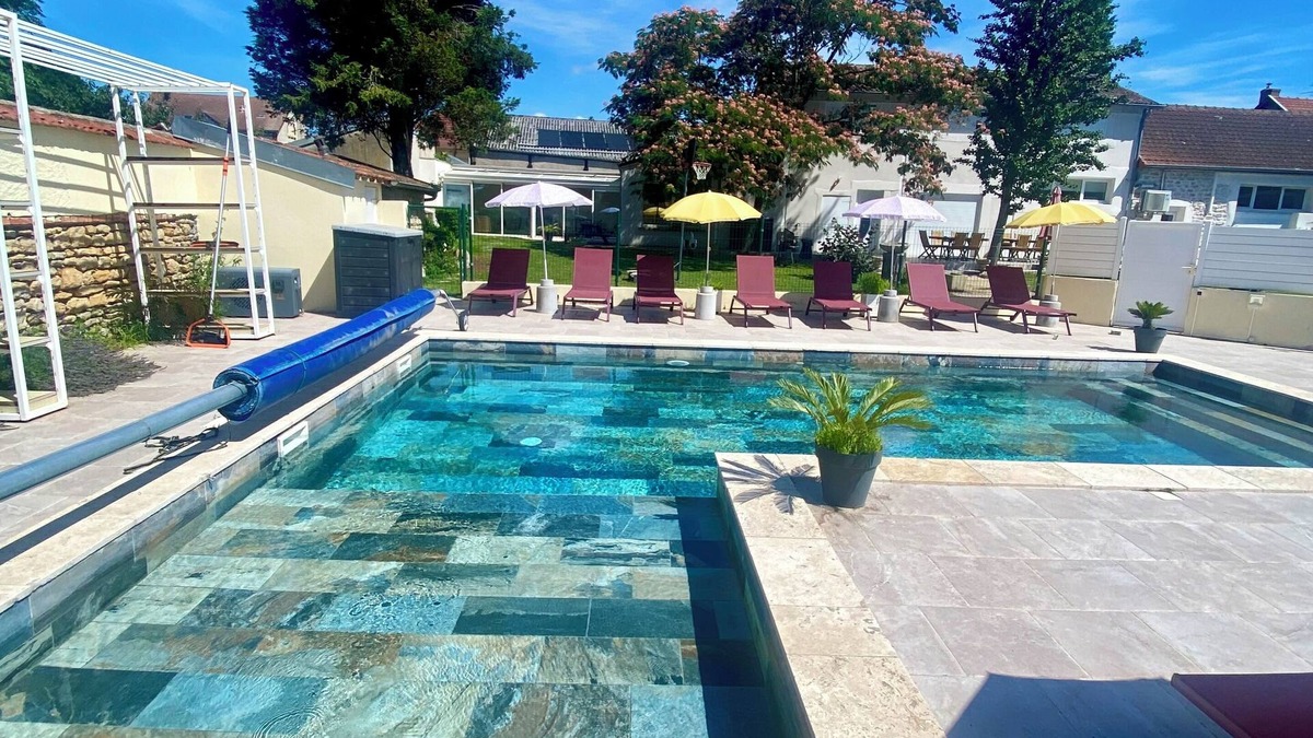 Gueugnon House | Maison Bourgogne 400m2, 2 Piscines Intérieure/extérieure,spa, Commerces à 50m