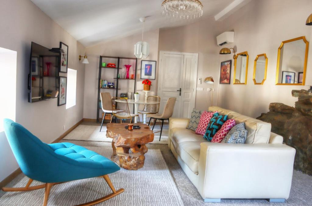 Lastours Apartment | Maison CABARET Luxury 4 Star Air Conditioned 100m to 4 Cathar Châteaux Lastours private Terrasse with views!