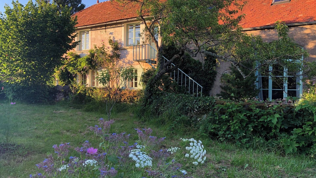 Thoste House | Maison Chaleureuse Dans Joli Village Bourguignon, Grand Jardin un peu Romantique