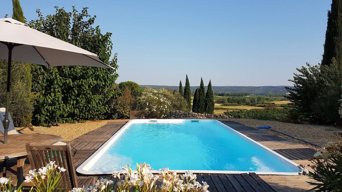 Blauzac House | Maison Chemin d'Uzès is an independent property, in the countryside, near Uzès.
