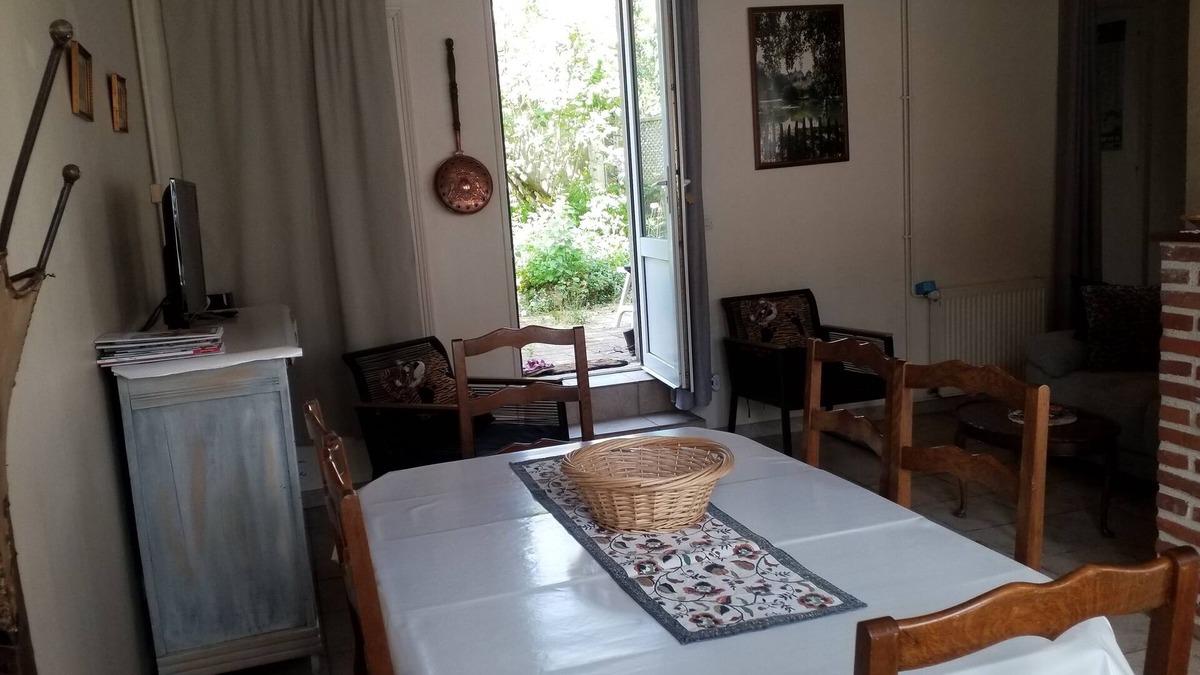Mauves-sur-Huisne Bed & Breakfast | Maison D'hôte Pittoresque Avec Jardinet, Calme, Animaux de Compagnie Bienvenus !