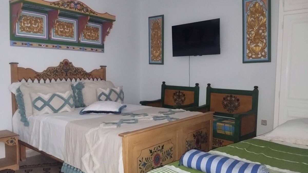 Borj Erras House | Maison d'hôte Albatros Guest room with private bathroom and court view