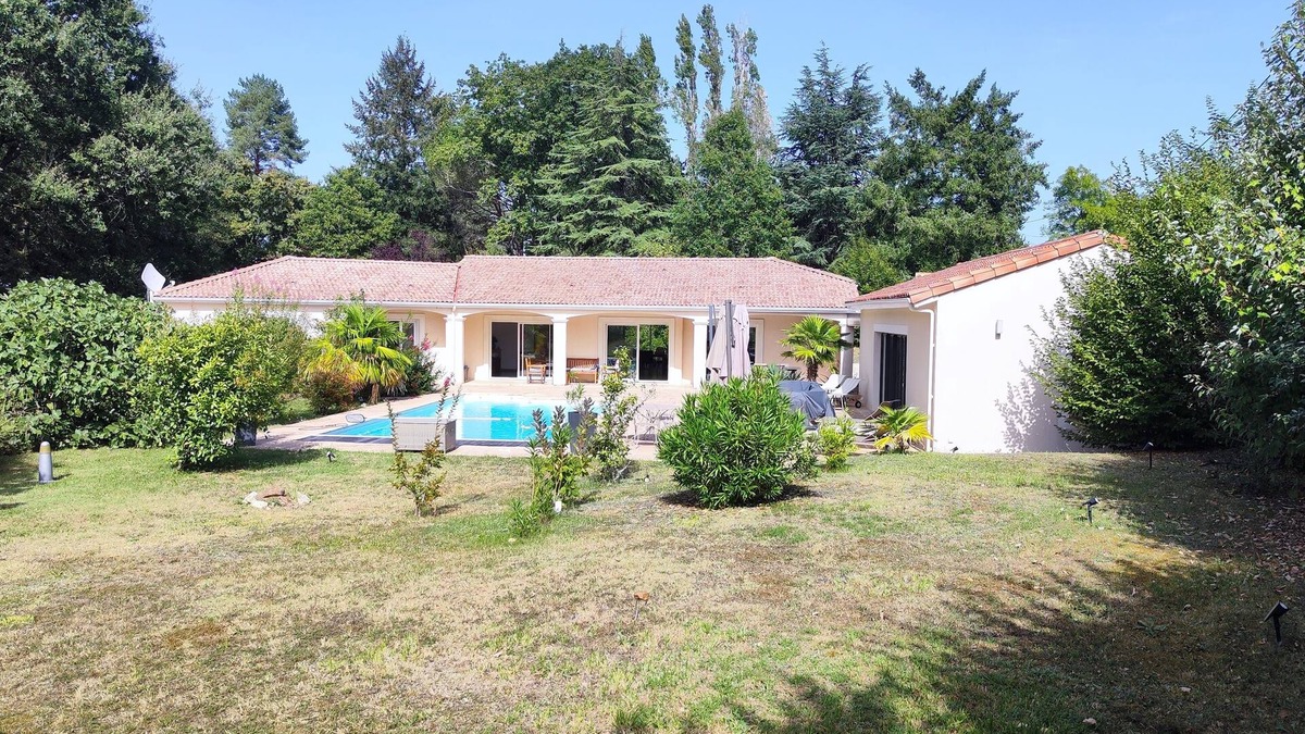 Anglars-Juillac House | Maison Dans les Vignes Avec 5 Chambres et Piscine