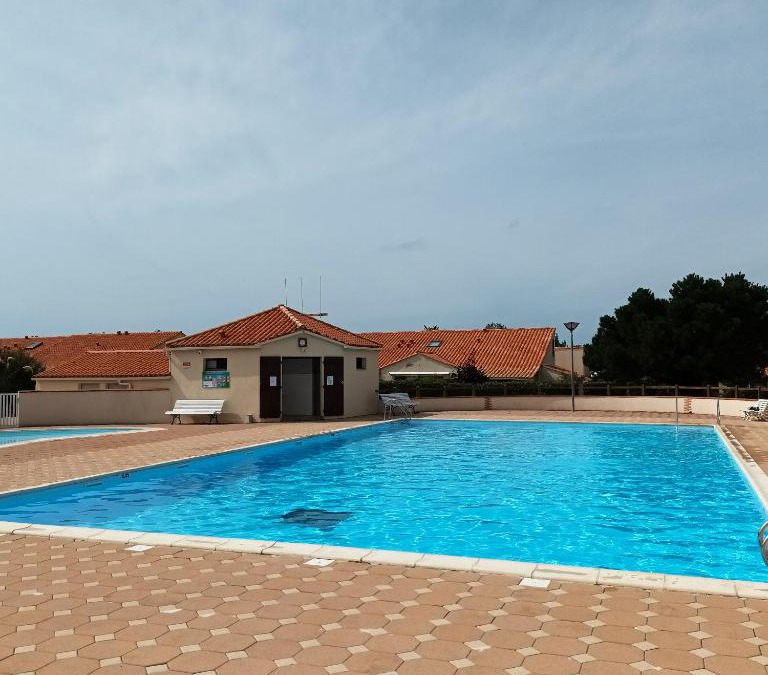 Brem Sur Mer House | Maison de 2 chambres a Brem sur Mer a 800 m de la plage avec piscine partagee et jardin clos