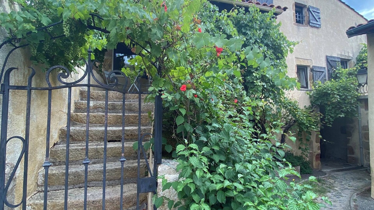 Authezat House | Maison de Bourg au Calme Terrasse Donnant sur un Petit Jardin