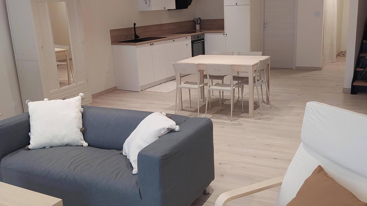 Parnans House | Maison de Charme Entièrement Rénovée Dans un Village Calme Idéalement Située