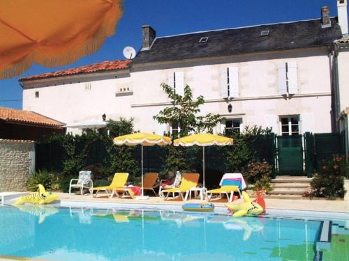 Saint-Cybardeaux House | Maison de charme avec piscine chauffée et jardin privé, idéale pour familles - FR-1-653-85