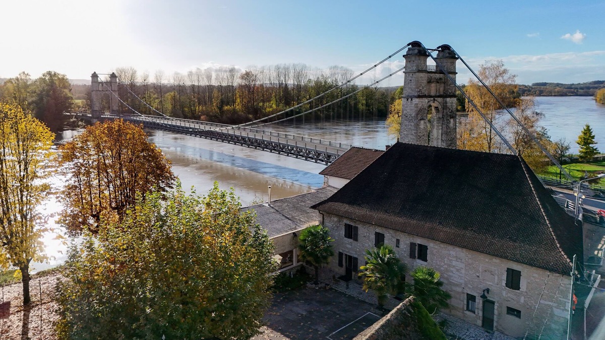 Lhuis House | Maison de Charme en Pierres, les Pieds Dans L'eau
