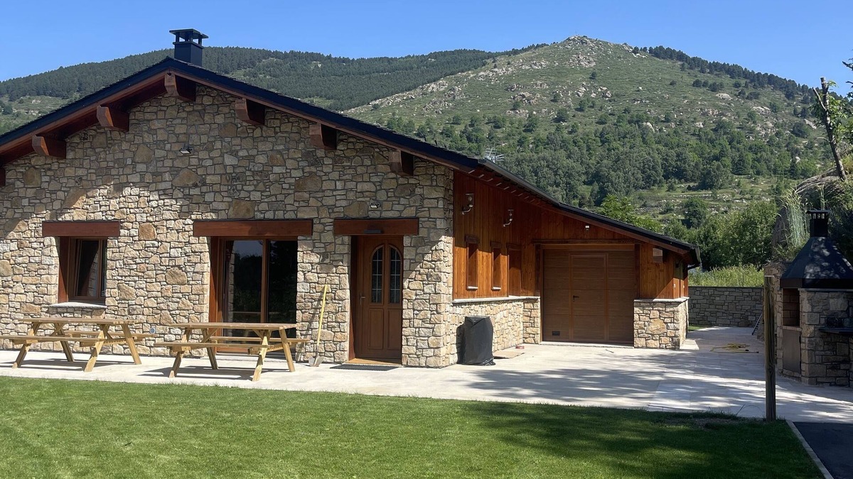 Egat House | Maison de Montagne Neuve 135 m2 Avec Salle de Jeu. Et Sauna