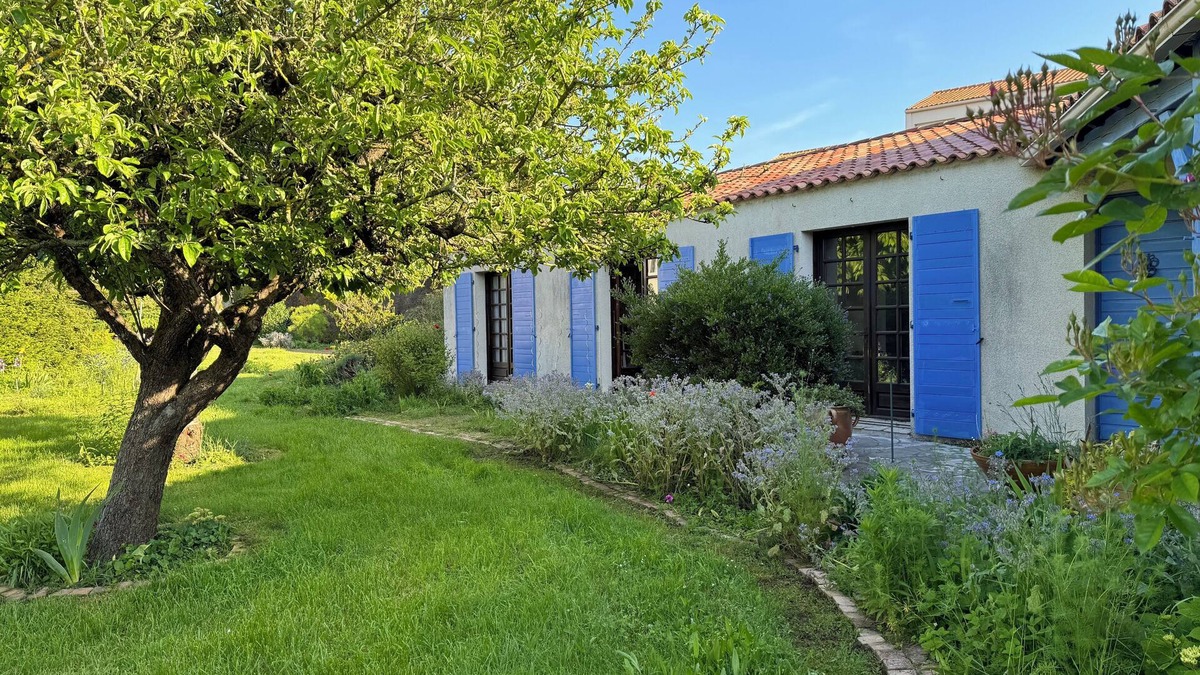 Lucon House | Maison de Plein Pied, Dans un Jardin Arboré, au Calme, en Plein Centre-ville