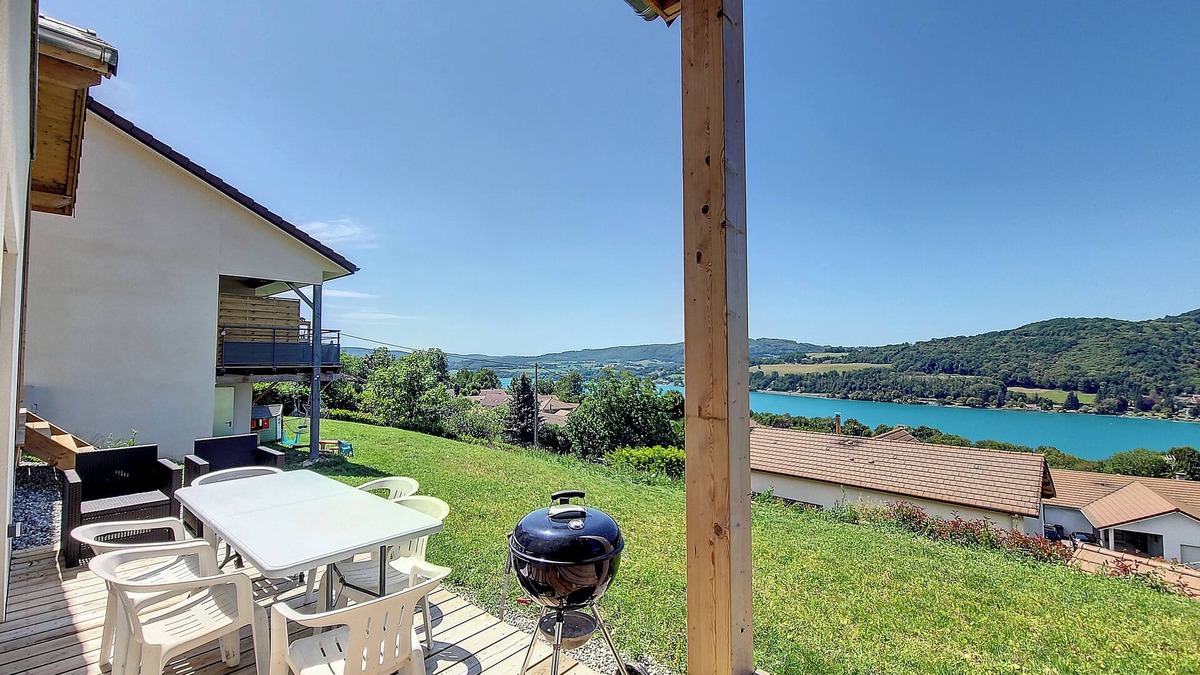 Montferrat House | Maison de Vacances Avec une vue Exceptionnelle sur lac de Paladru