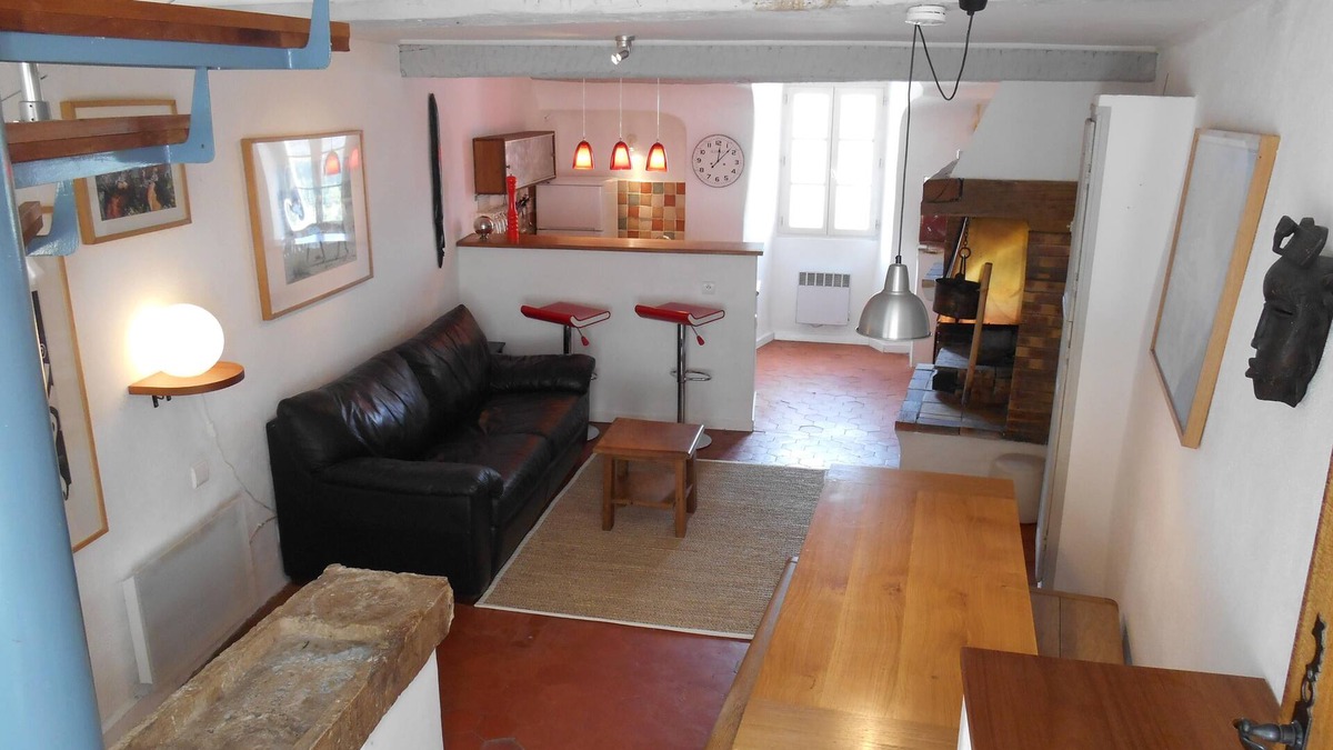 Coursegoules Apartment | Maison de Village Avec Balcon, vue Panoramique sur la Montagne, Four a Bois Wifi