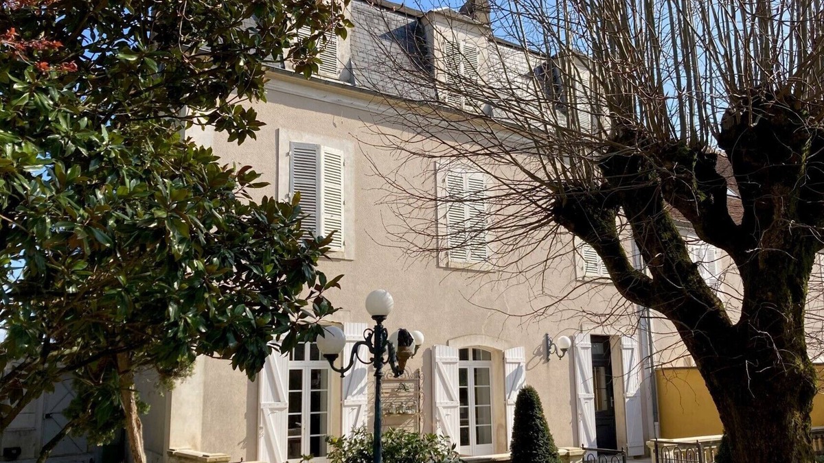 Saint-Florentin House | Maison de Ville Mansard 8 Personnes Proche de Chablis Auxerre Troyes