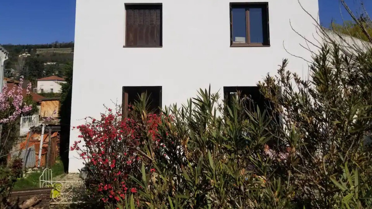 Crest Villa | 'Maison De Ville' with Small Garden, Private Terrace and Wi-Fi