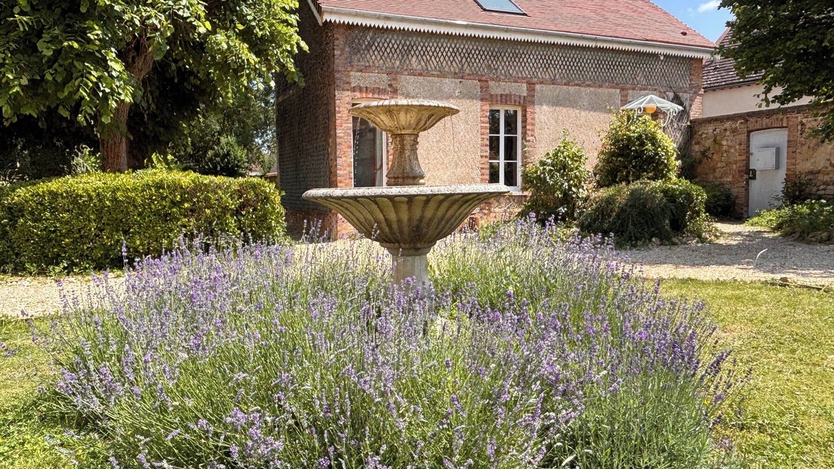 Villeblevin House | Maison des Artistes, Where Peace, Space, and Inspiration Meet