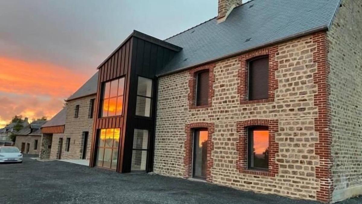 Le Beny Bocage Cottage | Maison des Bruyères 25 people : unusual housing, spa, Billard