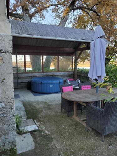 Rouffignac-Saint-Cernin-de-Reilhac Apartment | Maison du Lac avec jacuzzi privatif en option