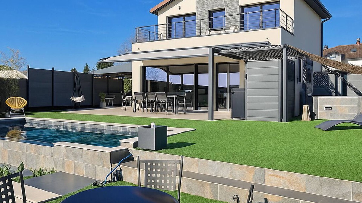 Jayat House | Maison du lac, 1h from Lyon and Genèves, Jacuzzy, swimming pools, magnificent lake view.